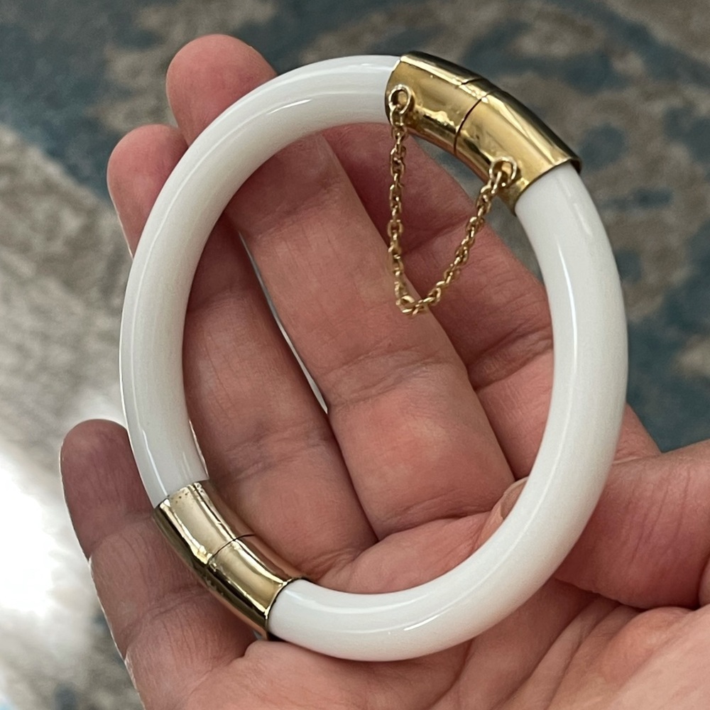 Rare white Peking glass gold tone hinged bangle - Picture 3 of 12
